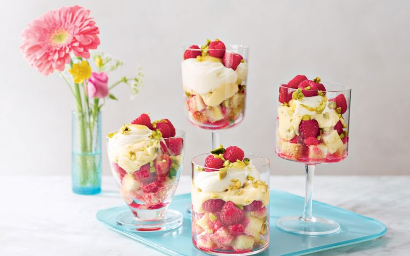 Kupe z malinami, pistacijami in limonovo kremo