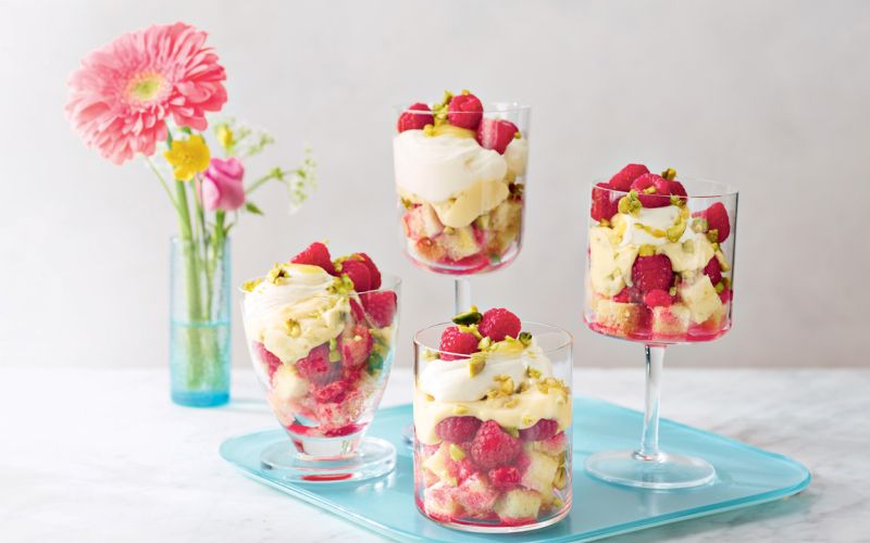 Kupe z malinami, pistacijami in limonovo kremo