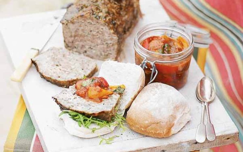 hladna mesna struca s salso iz paradiznika in paprike