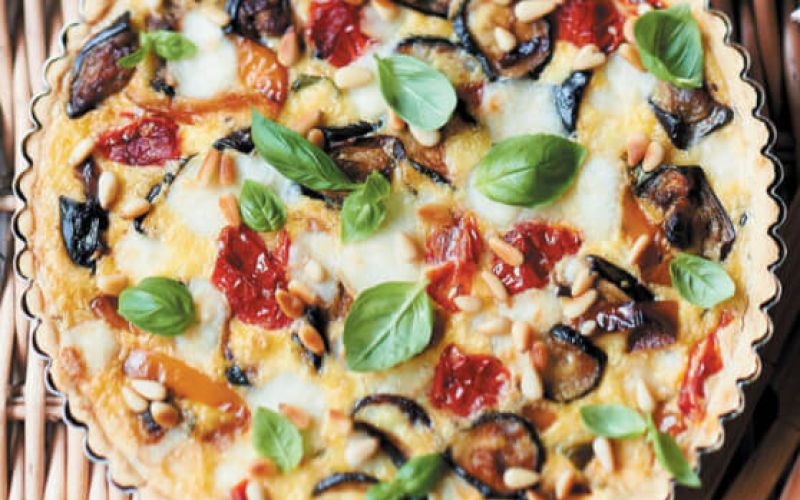 Pita s pečeno poletno zelenjavo in kozjim sirom