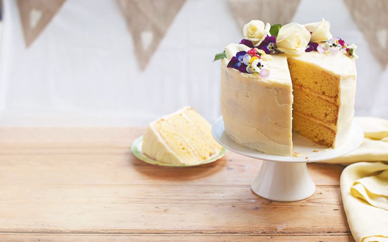 Slavnostna torta z bezgovim sirupom in limono