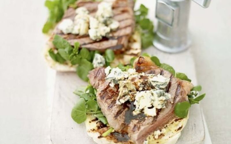 brusketa-s-steakom-in-sirom-z-modro-plesnijo_558x620_acf_cropped