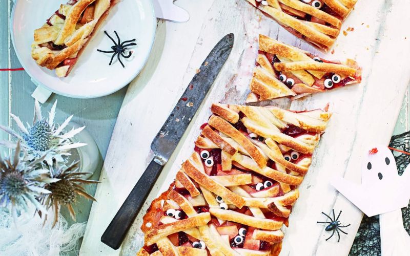 Homemade halloween mummy pieHalloween apple &amp; strawberry pie