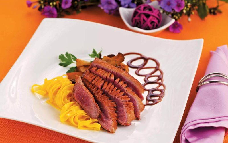 Entenbrust mit Bandnudeln und Pilzen