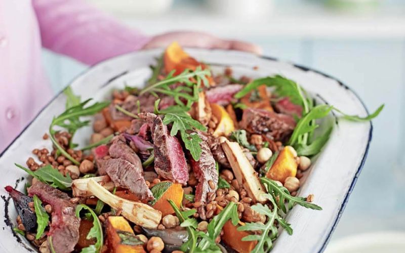 popecena govedina s solato iz pire in muskatne buce