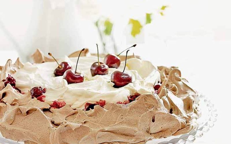 cokoladna torta pavlova s cesnjami