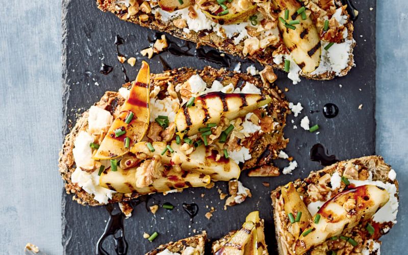 Obloženi kruhki s kozjim sirom, hruškami in orehi