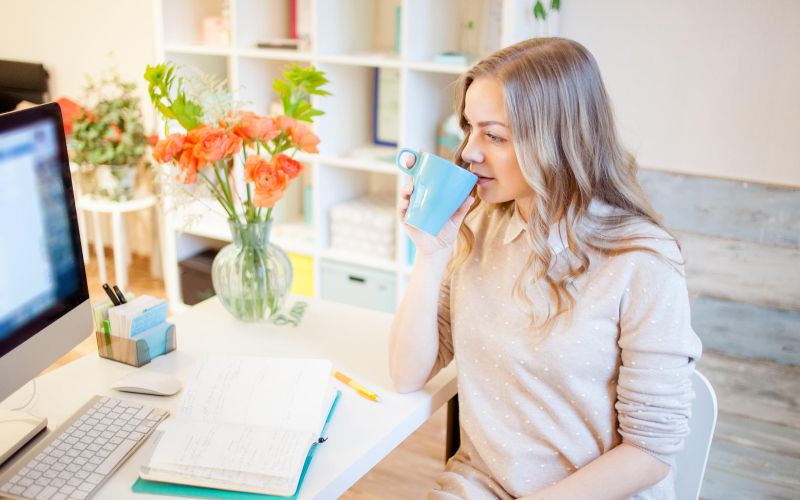 jutro, kava, računalnik, pisanje