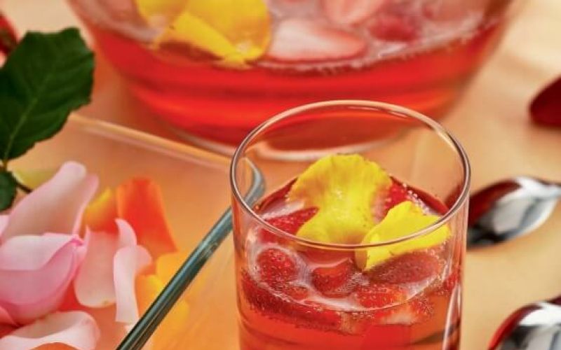 Jagodna bovla s cvetovi vrtnic