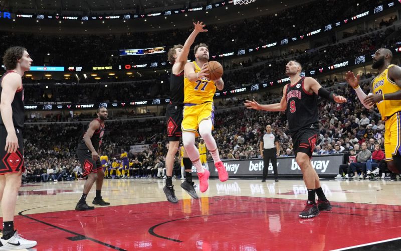 luka doncic lakers chicago pm.jpg