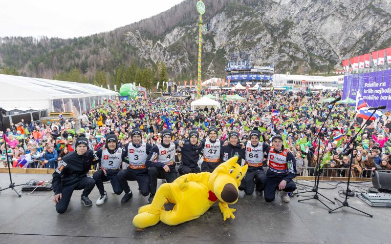 V Planici je za junake zime navijalo kar okoli 4.000 Otrok Triglava.jpg