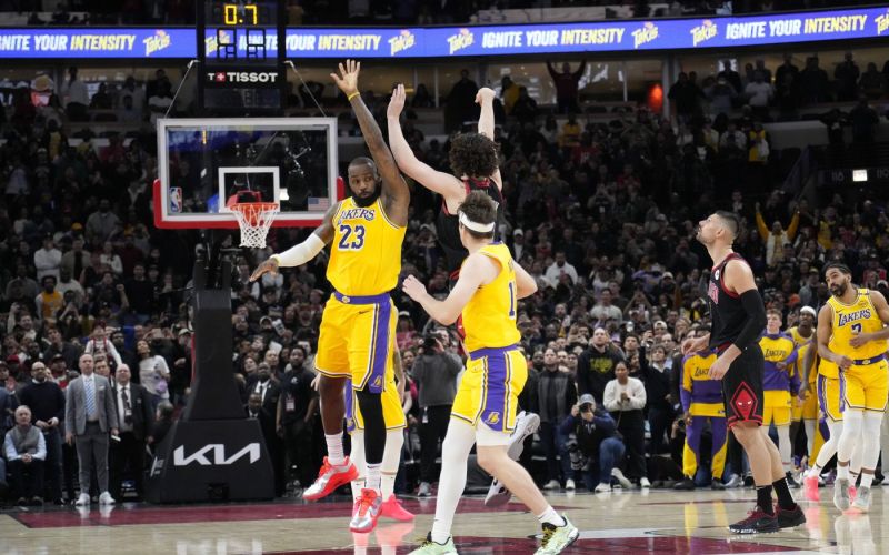 lebron james lakers.jpg