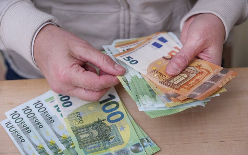 denar evri bankovci štetje.jpg