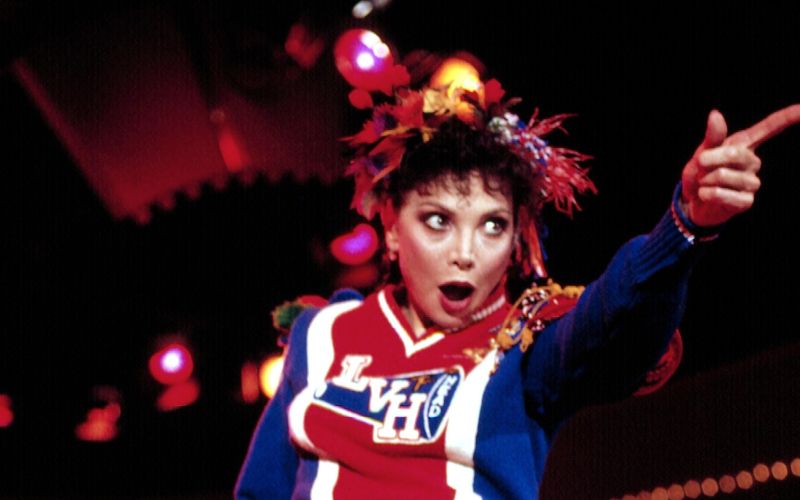 Hey, Mickey je njena največja uspešnica, v svojem najstniškem navijaškem dresu ga je izvajala povsod