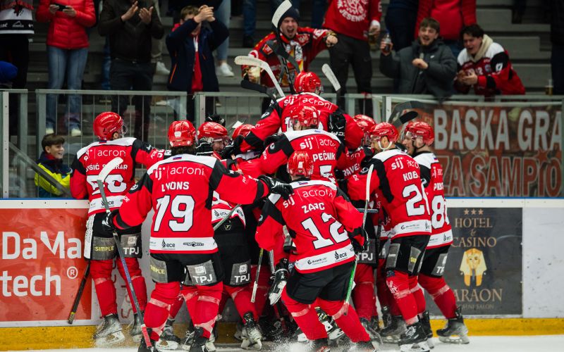 hokej jesenice renon 25 af.jpg