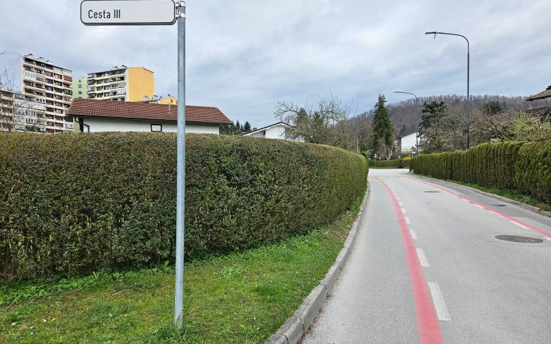 Pločnik Koželjskega, april 2025.jpg