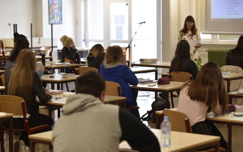 dijaki srednja šola.jpg