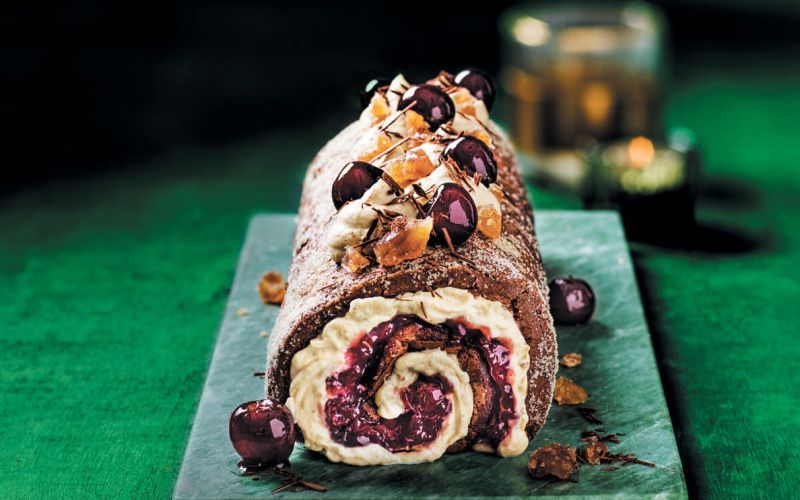 Čokoladna rulada s kostanjevo kremo in češnjami