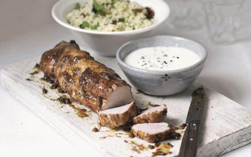 Pečen svinjski file s kuskusom in ingverjevim jogurtom