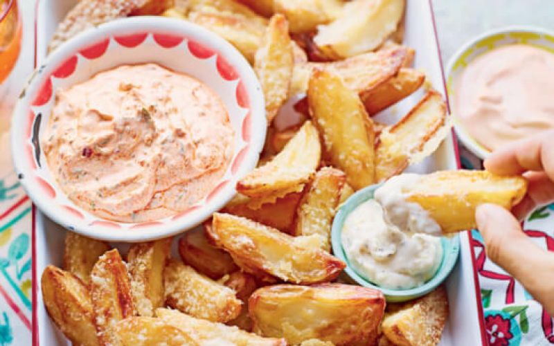 Pečen krompirček s parmezanom in pomakami
