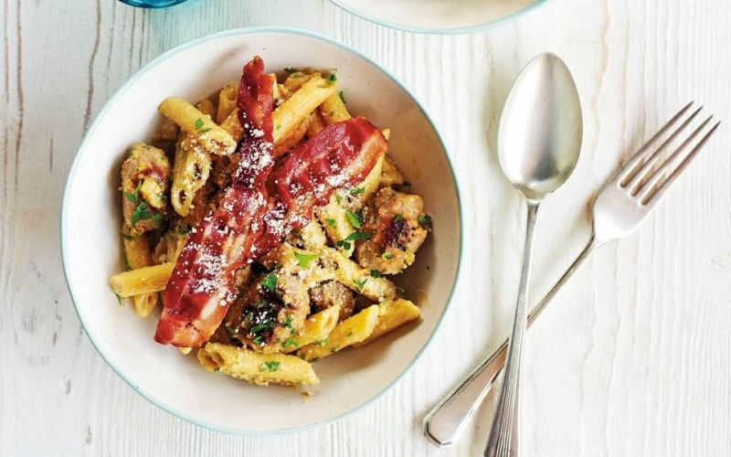 Testenine karbonara s hrustljavo slanino in mesnimi kroglicami