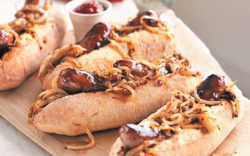 Hotdog s karamelizirano šalotko