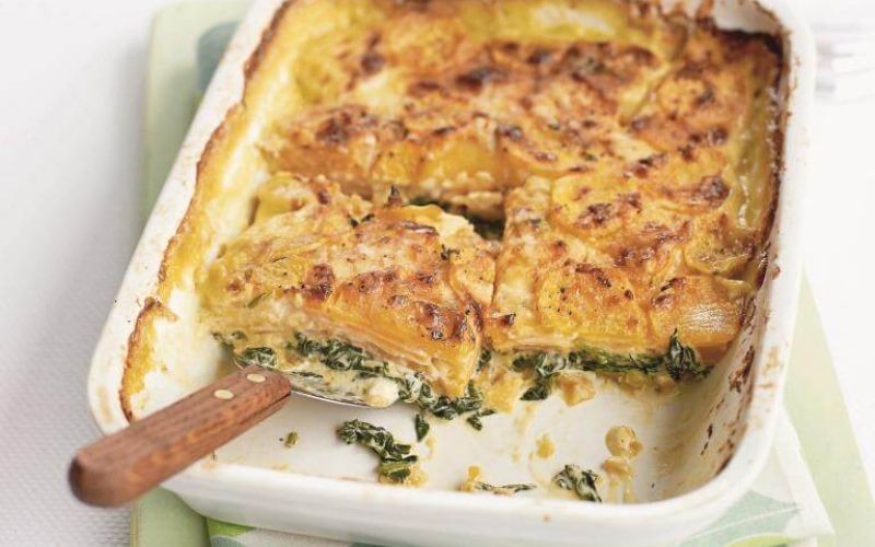 Zapečen sladki krompir s špinačo