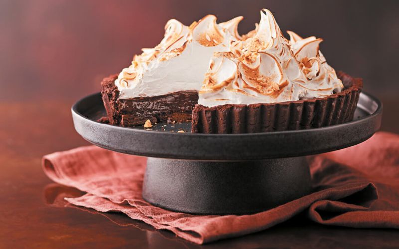 Čokoladno-lešnikova pita z beljakovo čepico