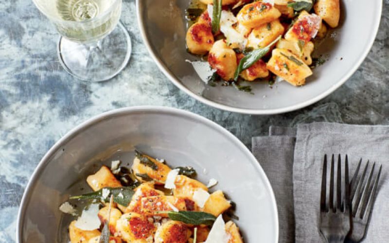 Kolerabni njoki z žajbljem