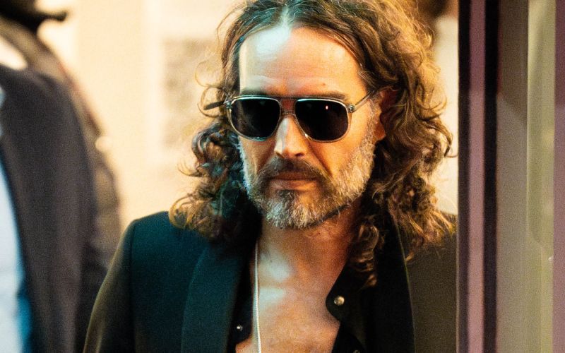 Russell Brand - Komika so uradno obtožili posilstva, nespodobnega napada in dveh spolnih zlorab prot