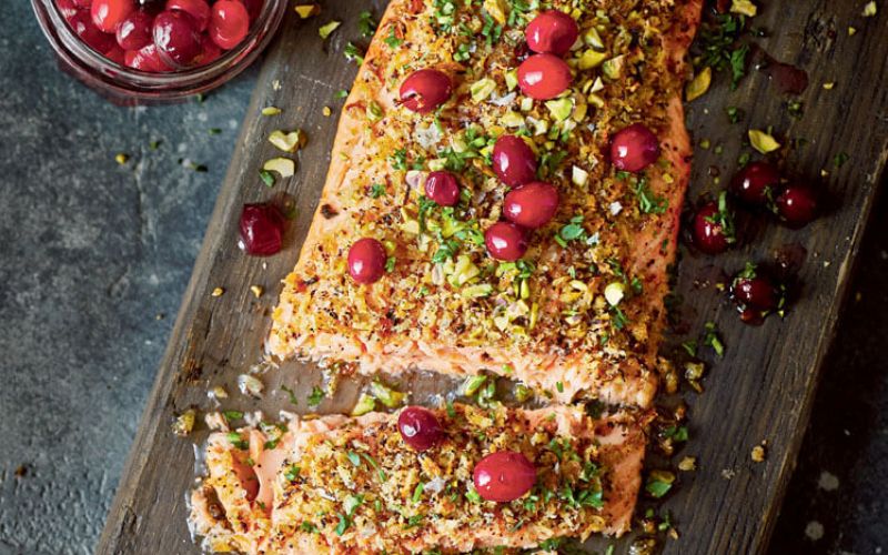 Pecen lososov file z brusnicami