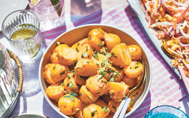 Krompirjeva solata s sriračo in limeto