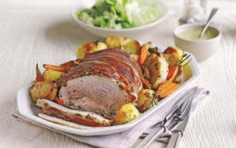 svinjska pecenka v zeliscni skorjici z jabolcno omako