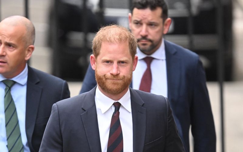 Princ Harry - Princ Harry naj bi za očetov obisk bolnišnice izvedel iz medijev.