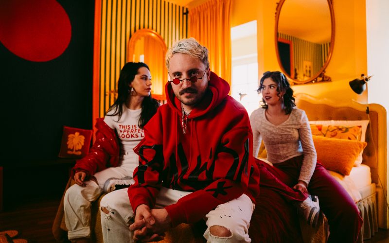 Alo!Stari, Babe - Alo!Stari so novo pesem poimenovali kar Babe.