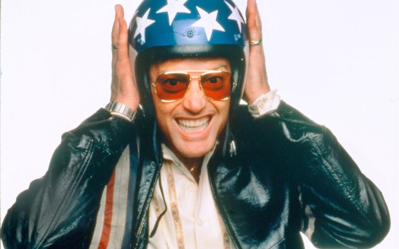 Peter Fonda, rojen 1940 v New Yorku, je 1969 s svojim Goli v sedlu odprl vrata neodvisnemu filmu. Le