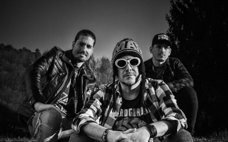 Zvok devetdesetih skozi današnji objektiv – NIRVANA SI s spoštovanjem poustvarjajo duh seattelske grunge scene.