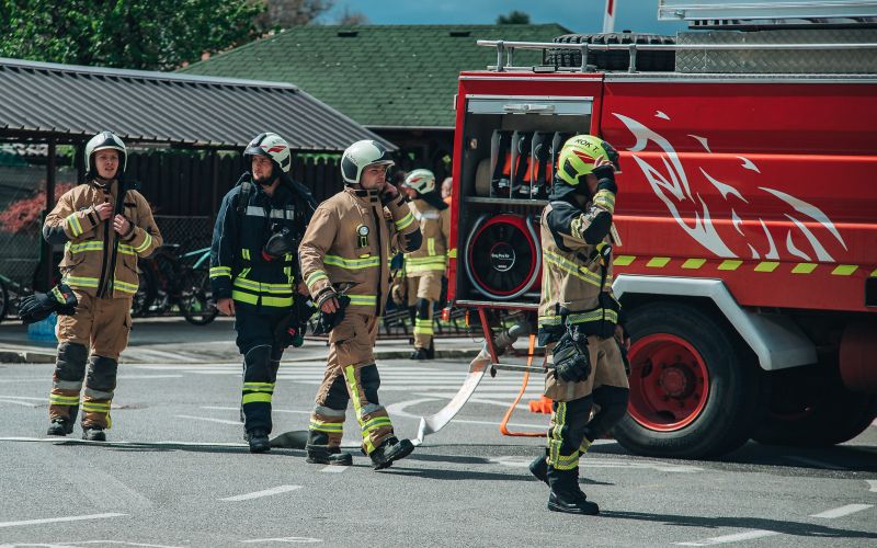simbolična, gasilci, gasilec, prvi-posredovalci, gasilski-avto