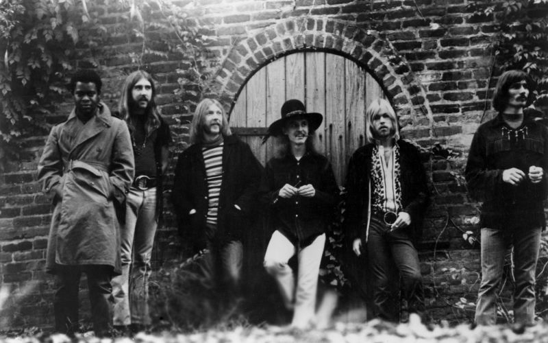 The Allman Brothers Band leta 1969, kmalu po ustanovitvi. Njihov slog glasbe, dva bobnarja, pa impro