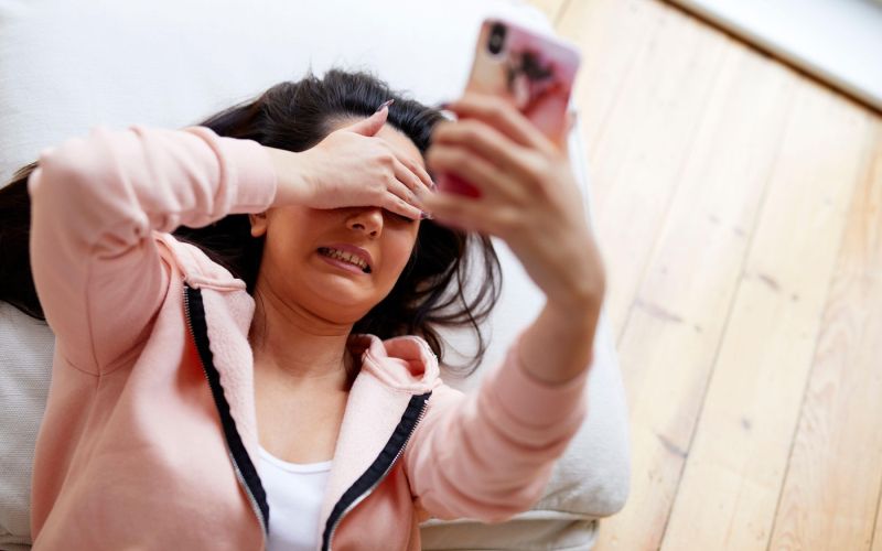 dekle, telefon, najstnica, izsiljevanje.jpg