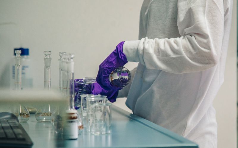 temeljni-kamen-lek-lendava, sandoz, laboratorij-kontrolo-kakovosti, simbolična, farmacija