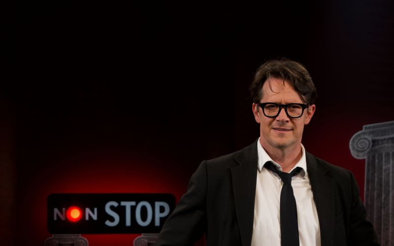 Ko ni bil pred kamero, je gradil ozadja številnih projektov – in zdaj prinaša vso to širino nazaj na