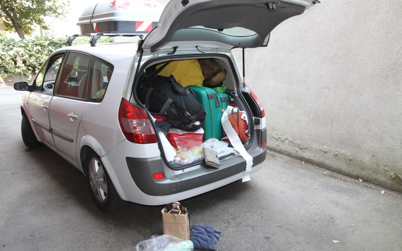 avto, počitnice, na poti, med vožnjo, prtljaga