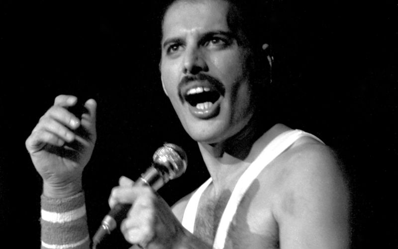 Freddie Mercury - Neki večer ga je prepričala, da jo je zamaskirano v moškega peljal v gejevski bar.