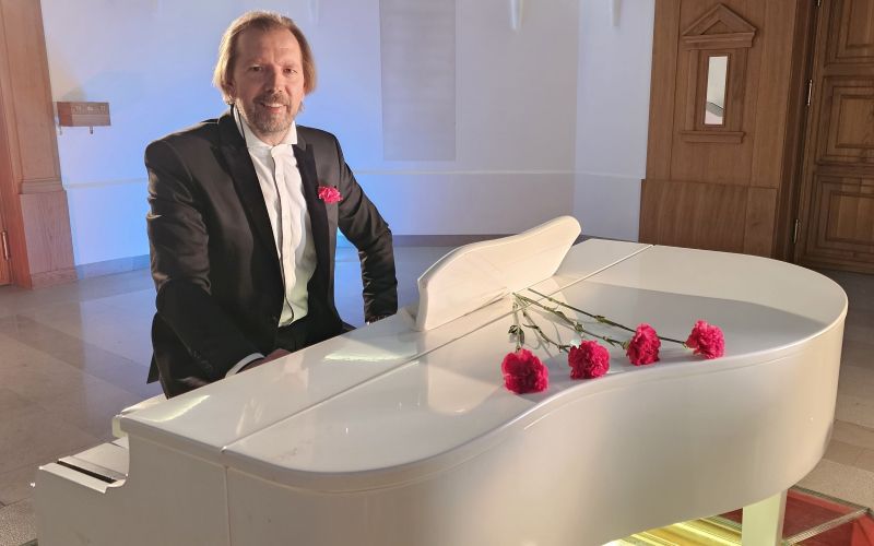 Rdeča roža je pesem za srce, razum in dušo, pravi Giann