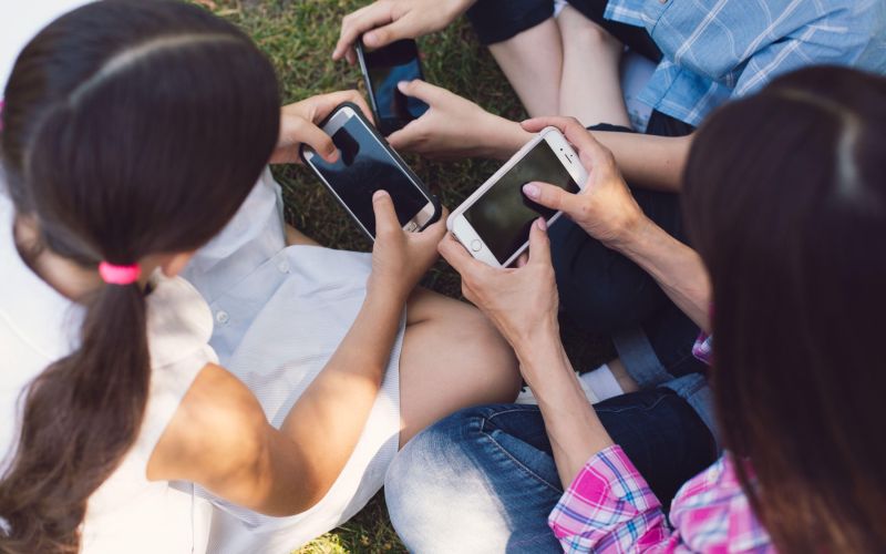 telefoni, internet, otroci