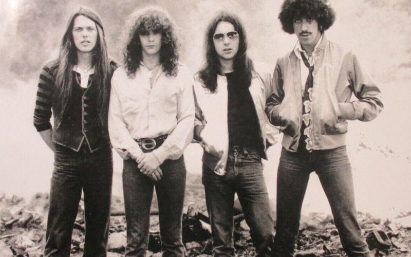 Promocijska fotografija iz leta 1977 – Groham, Robertson, Downey in Lynott