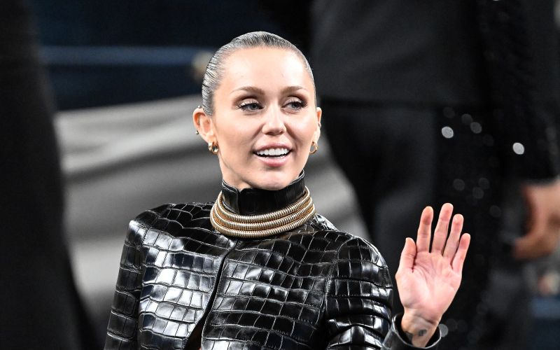 Miley Cyrus - Miley Cyrus je prvič odkrito spregovorila o dogajanju znotraj svoje slavne družine.