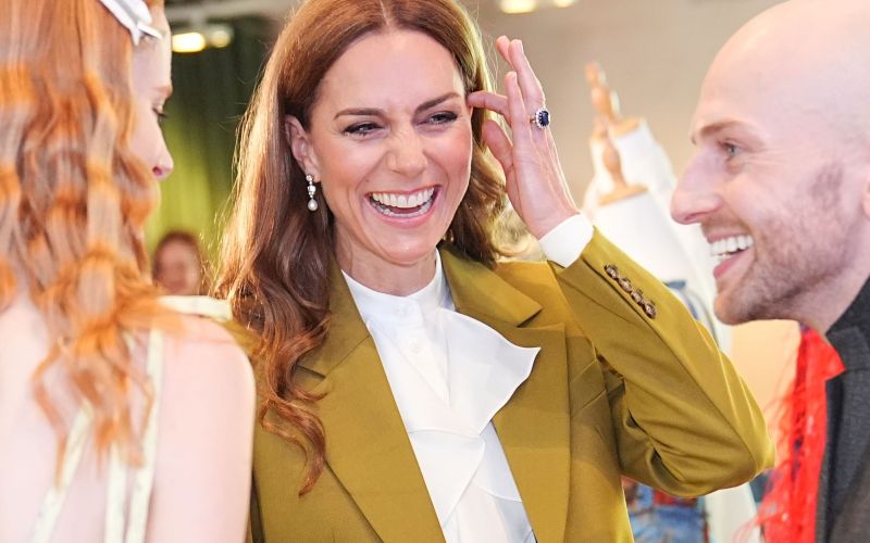 Princesa Kate - Princesa je tokrat nosila hlače in suknjič Victorije Beckham, vredne okoli tisoč pet