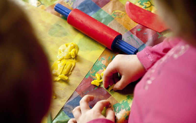 vrtec otrok igranje plastelin.jpg